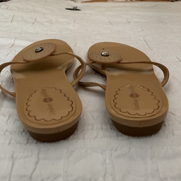 LINDSAY PHILLIPS medallion tan patent sandals thongs size 9.5 - Picture 7 of 11